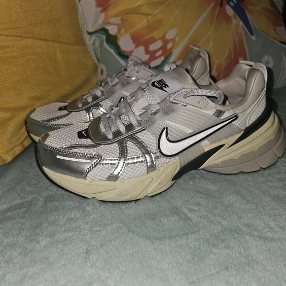 Nike V2K WOMENS 6.5 White and Gray Sneakers - Picture 7 of 11